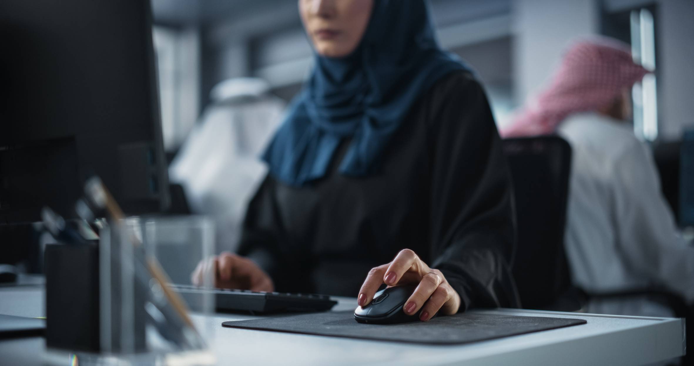 يبقى التحدي الأكبر لغويًا، إذ تمثّل المتصفحات الذكية أداةً لسد الفجوة في المحتوى العربي من خلال الترجمة الفورية وتوليد النصوص ثنائية اللغة (شاترستوك)