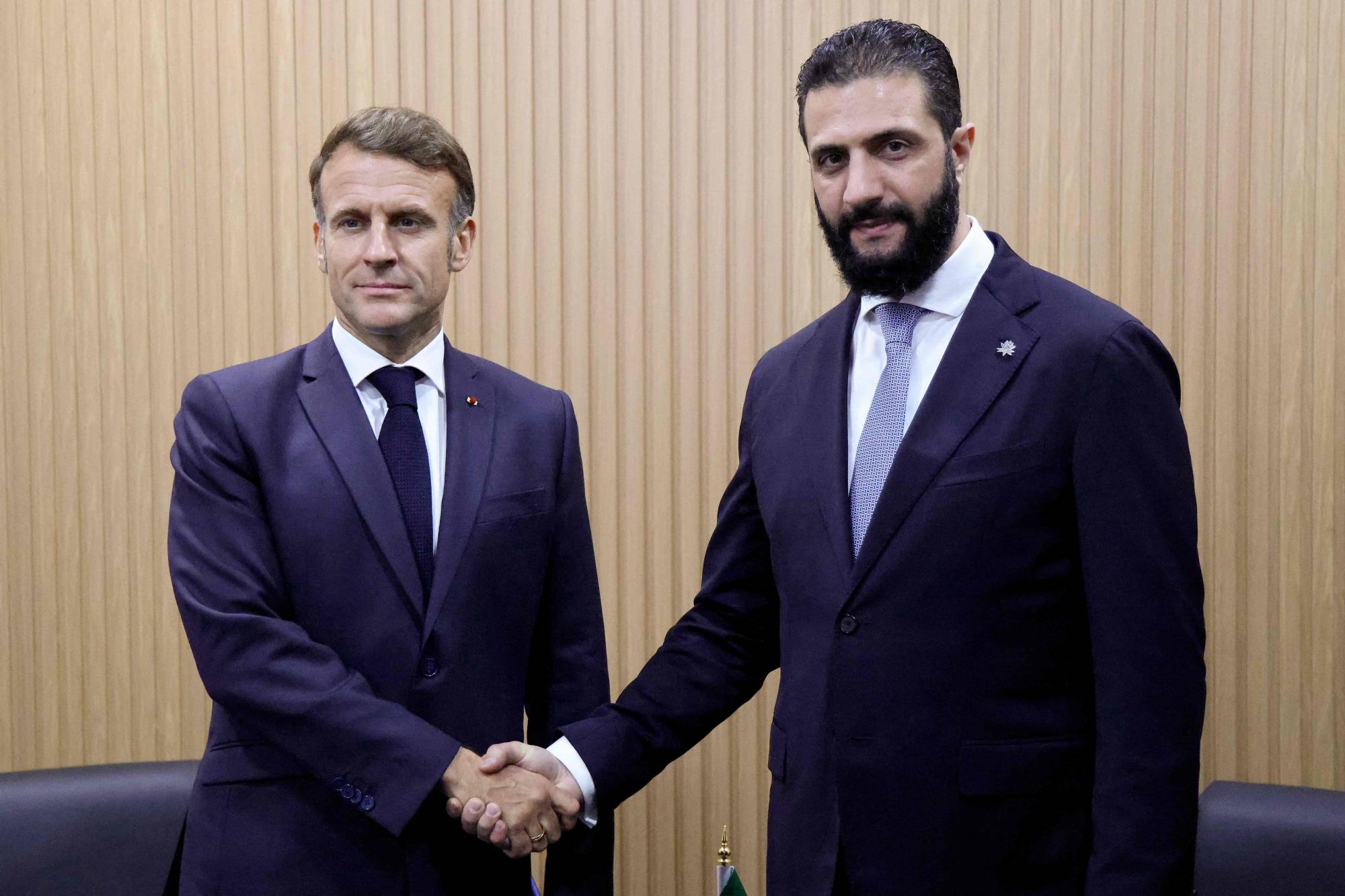 الرئيس الفرنسي إيمانويل ماكرون والرئيس السوري أحمد الشرع يتصافحان خلال اجتماع ثنائي في إطار مؤتمر الأمم المتحدة للمناخ «كوب 30» في بيليم بولاية بارا البرازيلية... 6 نوفمبر 2025 (أ.ف.ب)