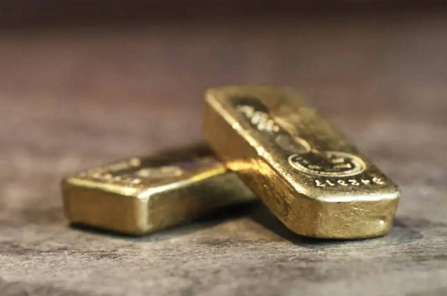 الذهب يطلّ من باطن الأرض على صاحبه المذهول (أ.ف.ب)