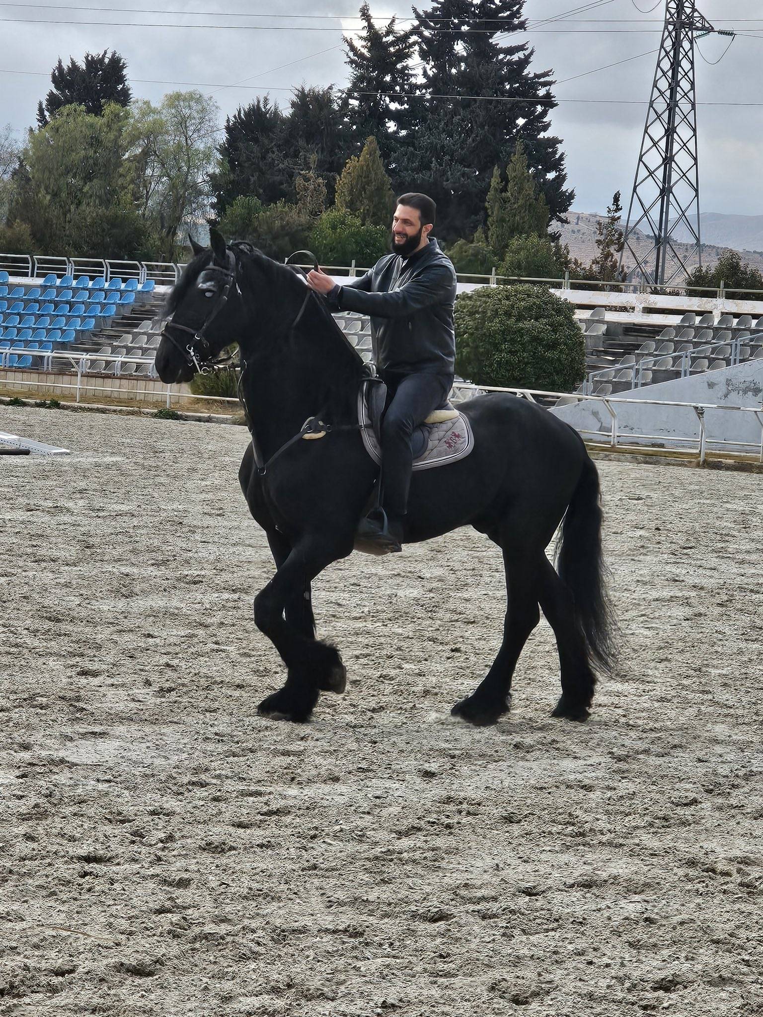 Le président syrien Ahmed al-Charia sur son cheval noir près de Damas (photo diffusée)
