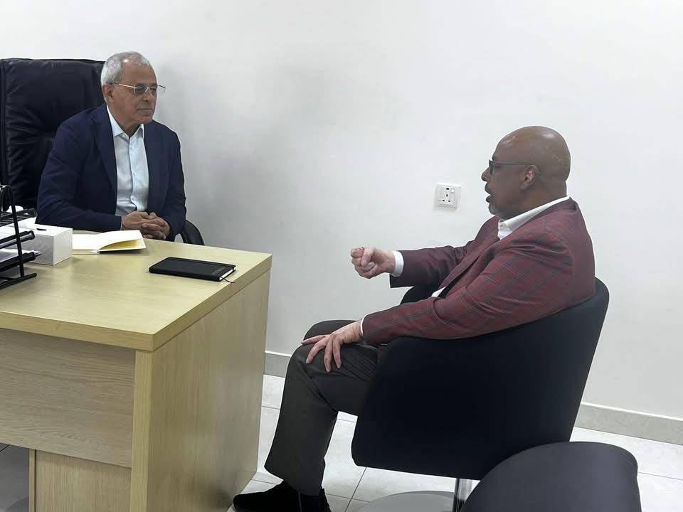 نائب وزير الخارجية اليمني في عدن مع مدير مكتب الأمم المتحدة (إعلام حكومي)