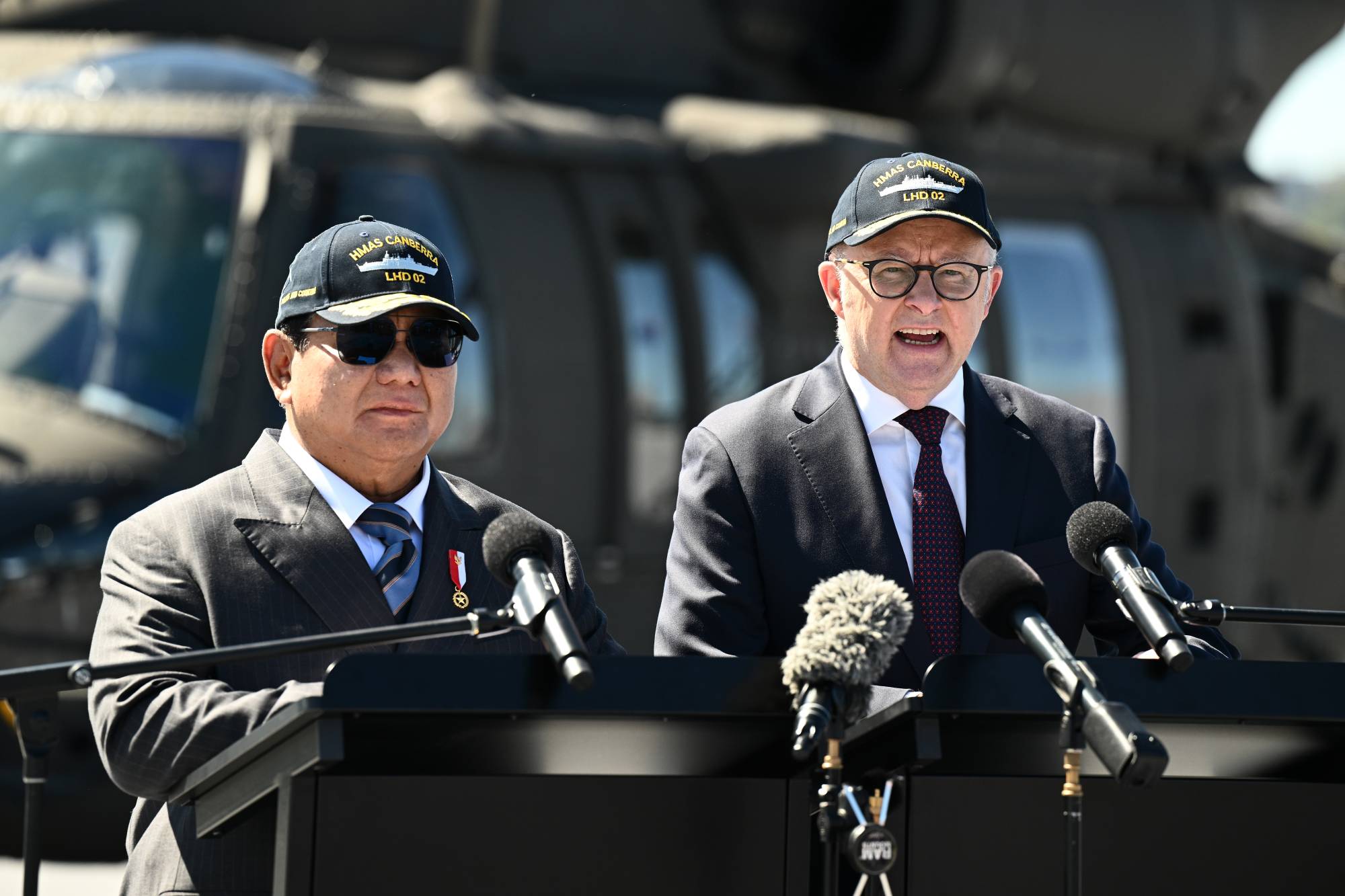 رئيس الوزراء الأسترالي أنتوني ألبانيزي متحدثاً إلى جانب الرئيس الإندونيسي برابوو سوبيانتو في قاعدة بحرية أسترالية في سيدني (إ.ب.أ)