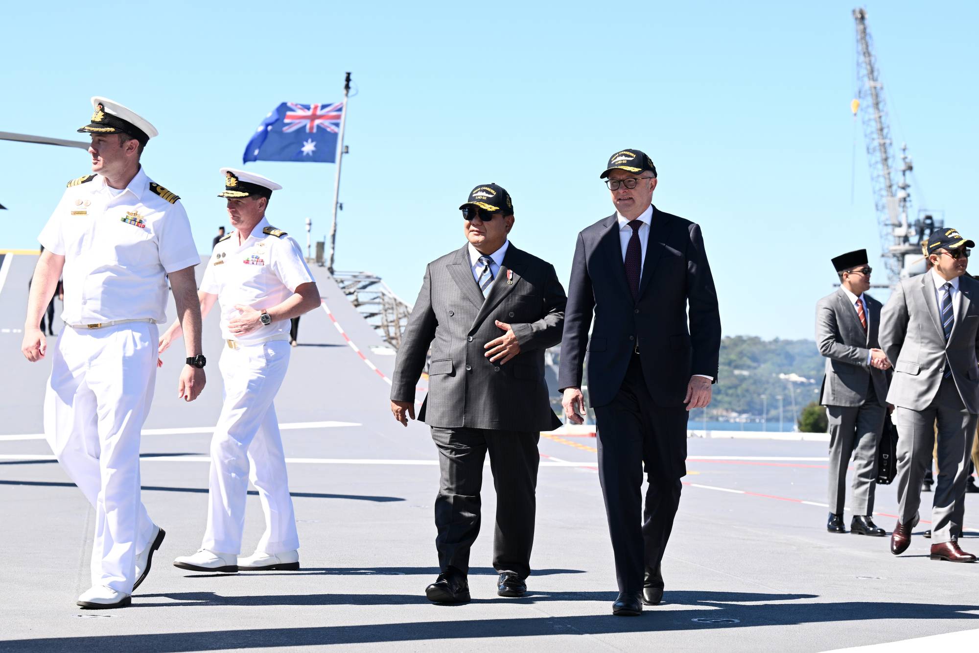 رئيس الوزراء الأسترالي أنتوني ألبانيزي ورئيس إندونيسيا برابوو سوبيانتو يسيران معاً بعد الإعلان عن اتفاقية أمنية على متن سفينة في سيدني (إ.ب.أ)