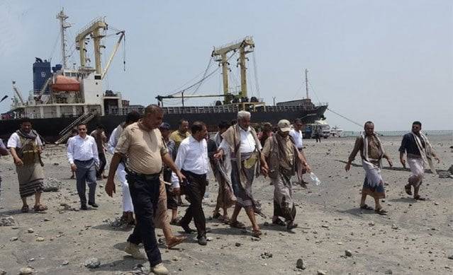 قادة حوثيون قرب أحد موانئ الحديدة (إعلام حوثي)