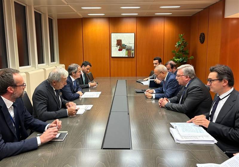 من اجتماع غروسي مع ممثلي إيران وروسيا والصين في جنيف (وكالة تسنيم)