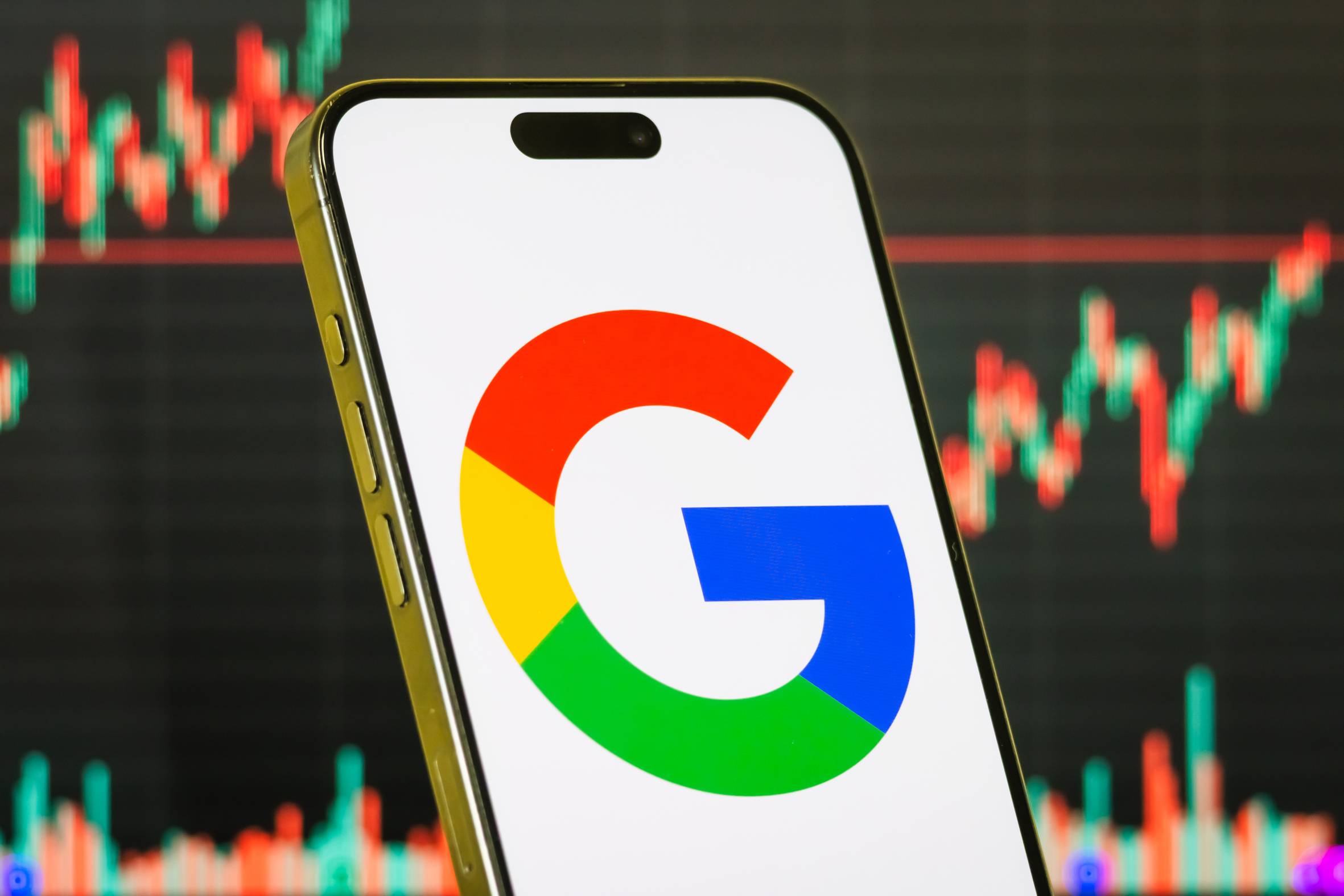 تعمل «غوغل» على مسار خاص للمستخدمين المتقدمين يتيح لهم تثبيت التطبيقات غير الموثّقة ولكن عبر خطوات تحذيرية واضحة لمنع الاستغلال (غيتي)