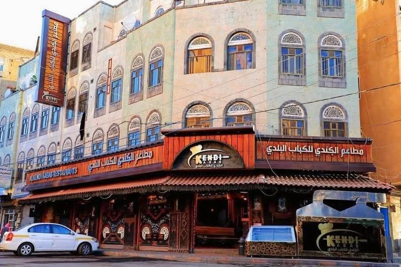 تعسفات الحوثيين أجبرت مطاعم شهيرة في صنعاء على الإغلاق (إكس)