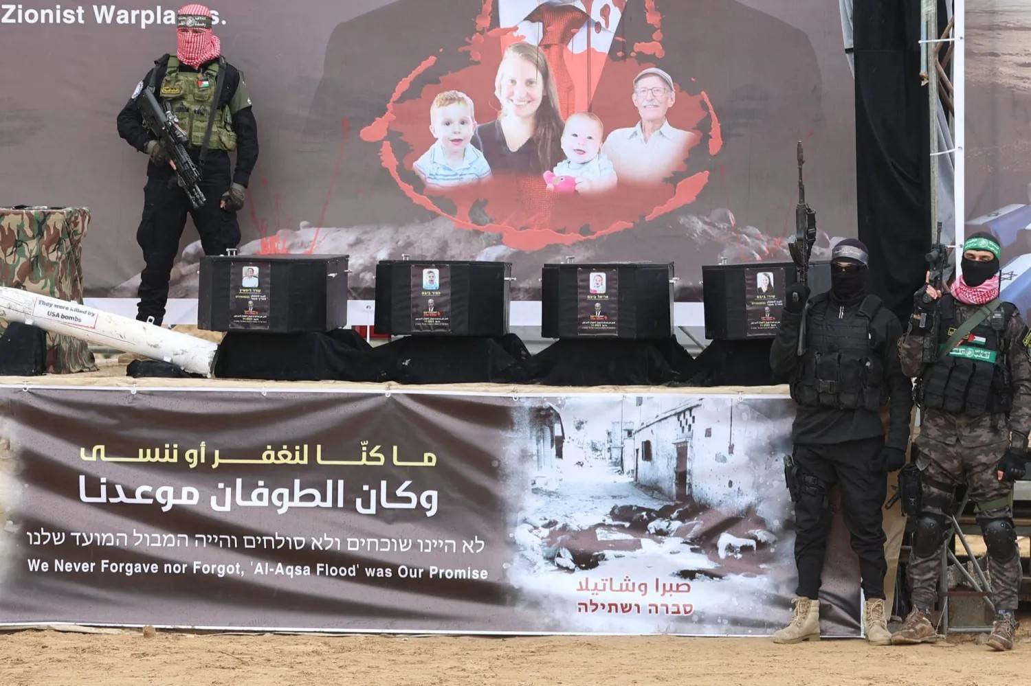 مقاتلون مسلحون من «حماس» بجوار 4 جثامين سلمتها الحركة في خان يونس جنوب بقطاع غزة - 20 فبراير 2025 (رويترز)