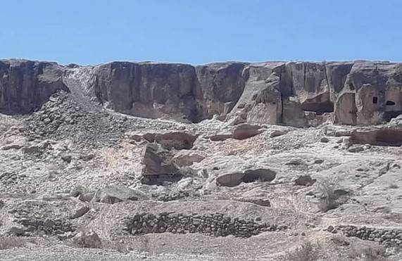 موقع «الحطمة» الأثري في ذمار بعد تعرضه للعبث والتجريف المنظم (إكس)