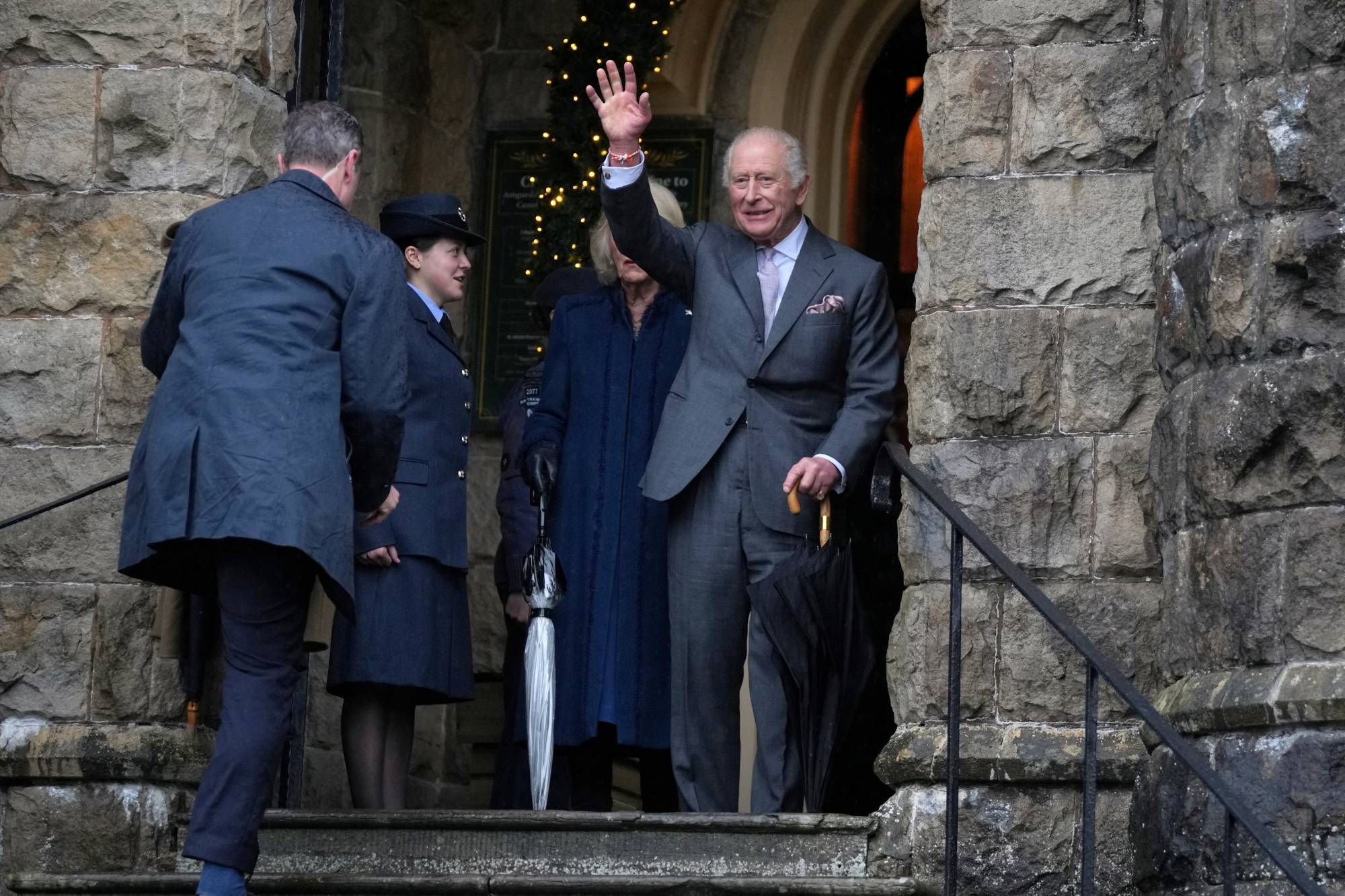 الملك تشارلز الثالث يصل إلى قلعة سيفارثفا لحضور حفل استقبال مع الملكة كاميلا بمناسبة الذكرى المئوية الثانية للقلعة وعيد ميلاده السابع والسبعين