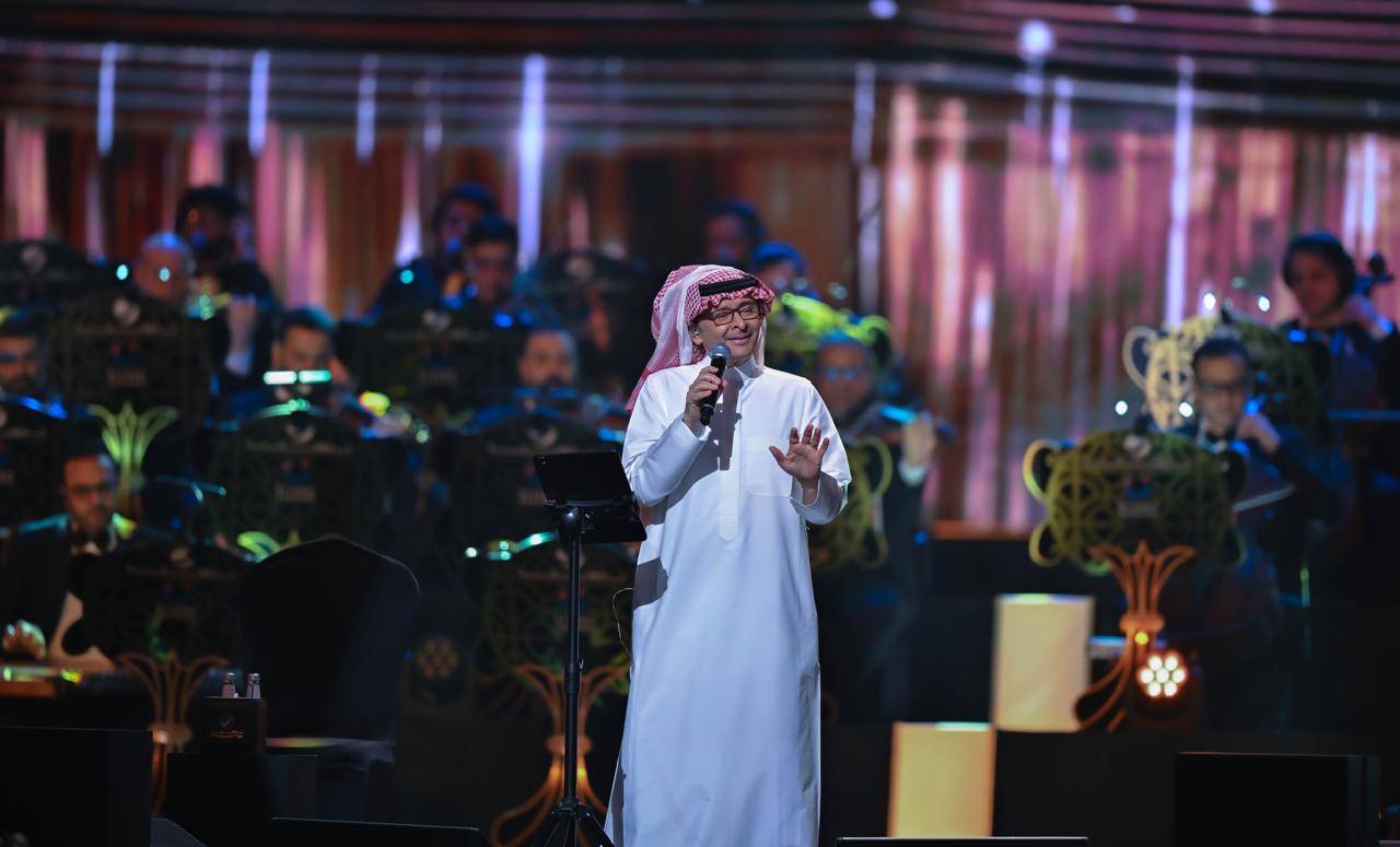 عبد المجيد عبد الله في أمسية طربية أشعلت الحماسة وخطفت الأنظار (تصوير: بشير صالح)