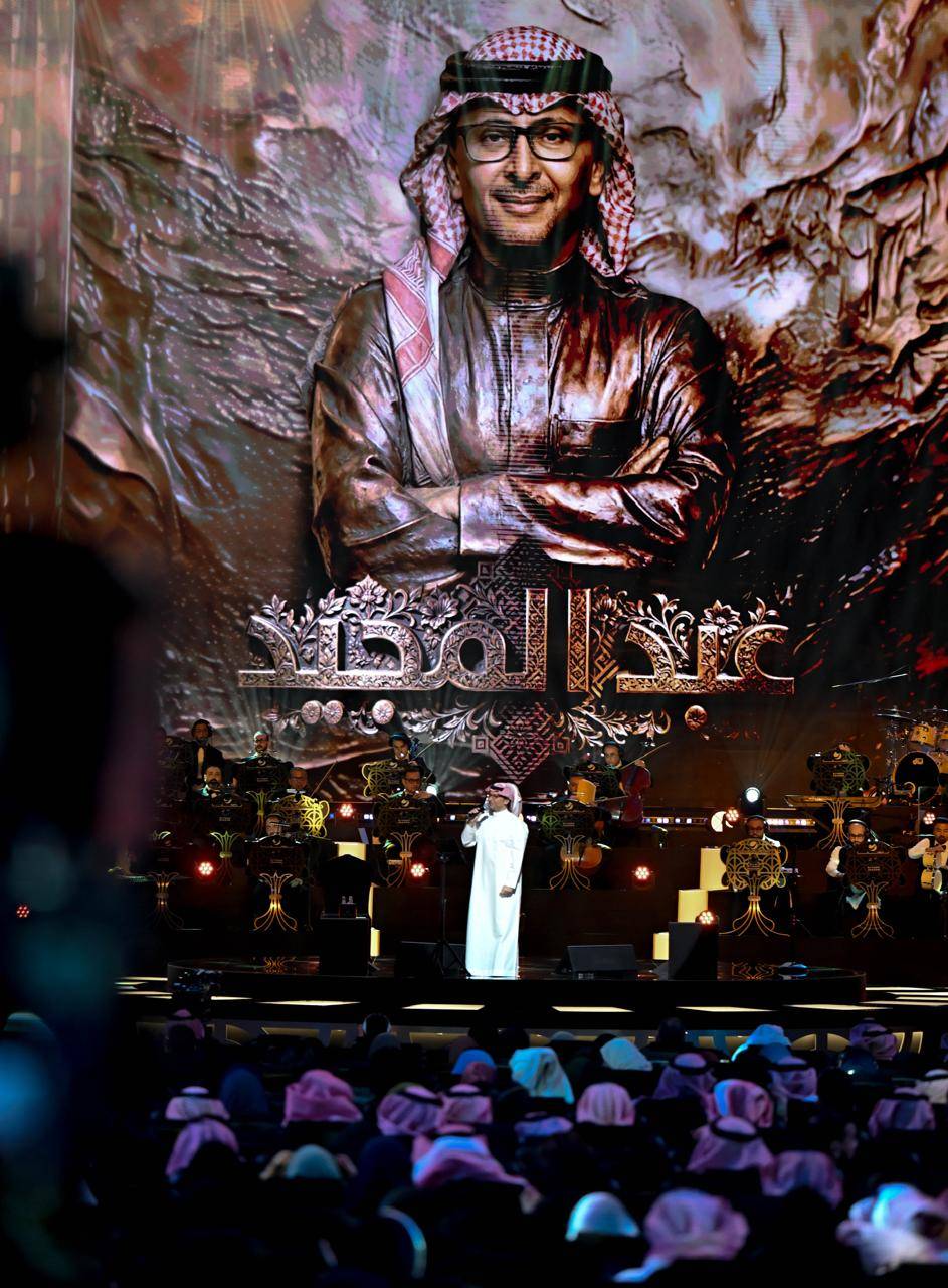 أبحر الفنان عبد المجيد عبد الله بجمهوره بين جمال الكلمة وروعة الأداء (تصوير: بشير صالح)