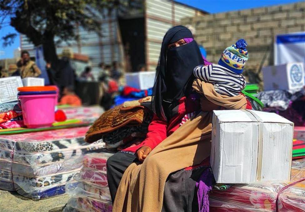نازحة يمنية تنتظر حصولها على مساعدات شتوية من المنظمة الدولية للهجرة العام الماضي (الأمم المتحدة)