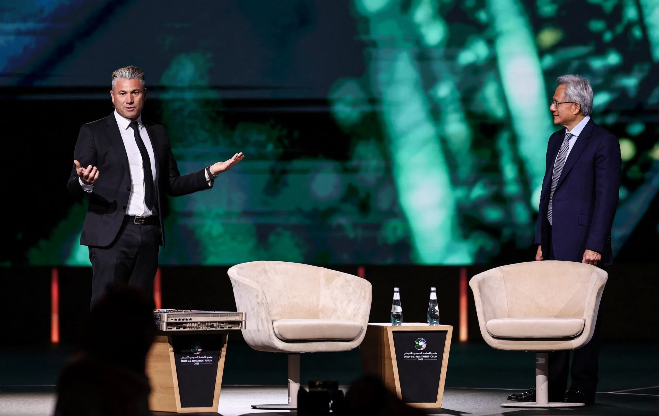 الرئيس التنفيذي لـ«نفيديا» جينسن هوانغ والرئيس التنفيذي لـ«هيوماين» طارق أمين في منتدى الاستثمار السعودي الأميركي (منتدى الاستثمار)