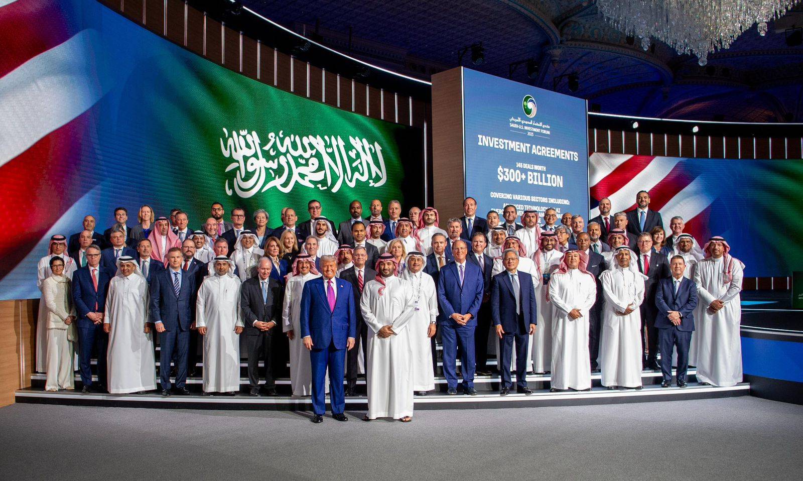 صورة تجمع رؤساء كبرى الشركات من الجانبين السعودي والأميركي مع الأمير محمد بن سلمان ولي العهد رئيس مجلس الوزراء والرئيس الأميركي دونالد ترمب في الرياض (منتدى الاستثمار)