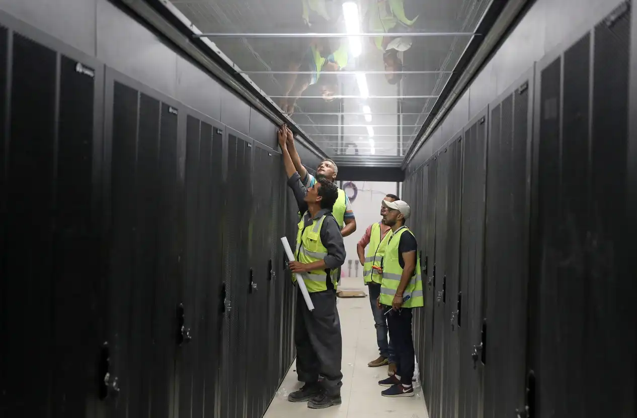 مهندسون في أحد مراكز البيانات (رويترز)