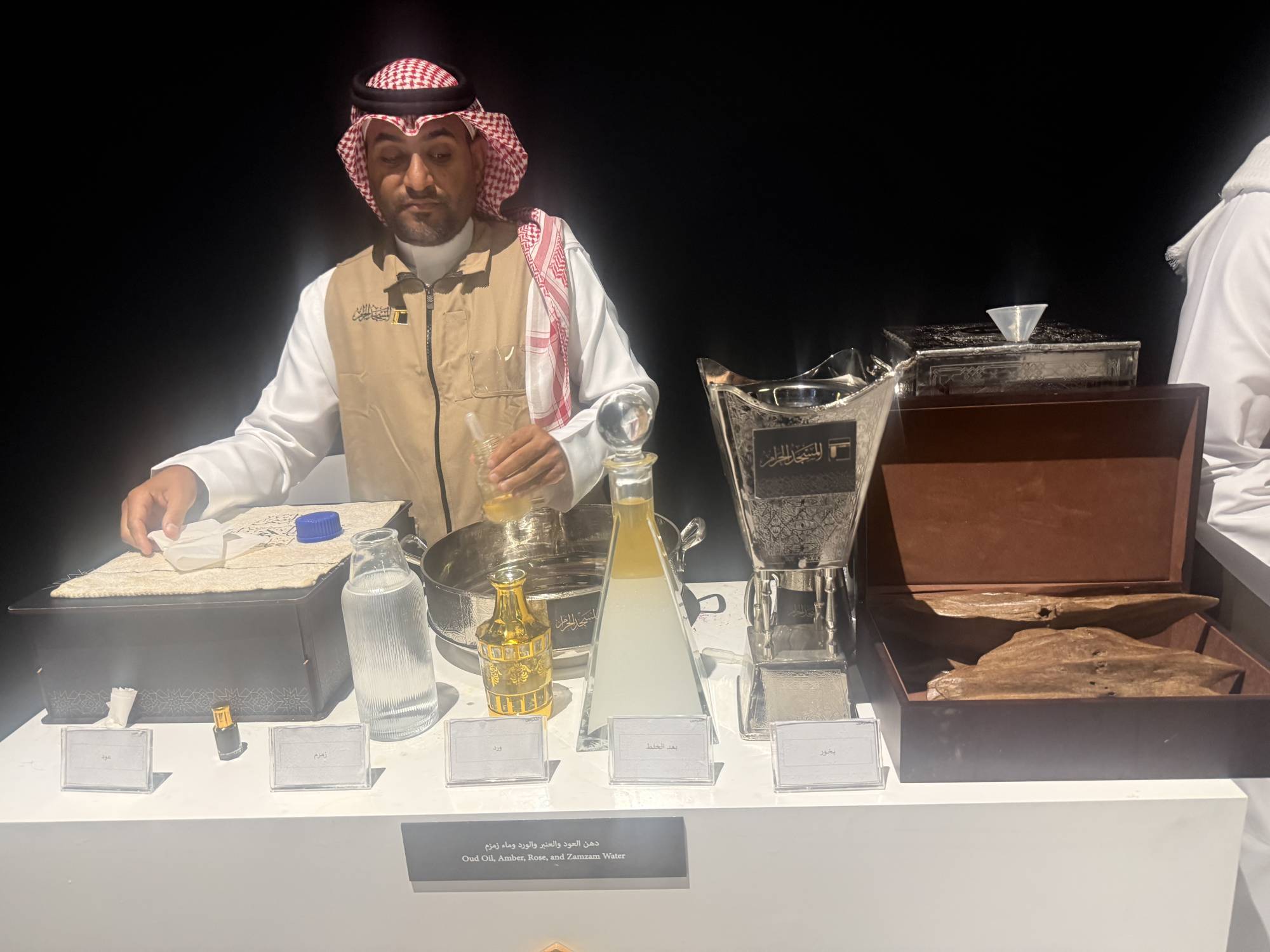 خالد الأمير يشرح طريقة عمل محلول غسل الكعبة (الشرق الأوسط)