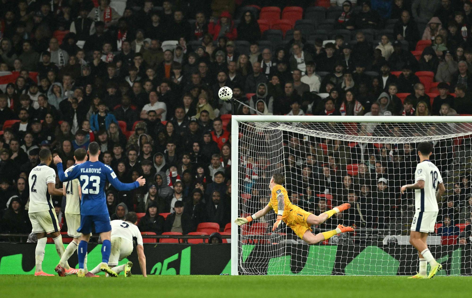 من بيكفورد إلى تروسارد... متميزون يستحقون التقدير بالدوري الإنجليزي