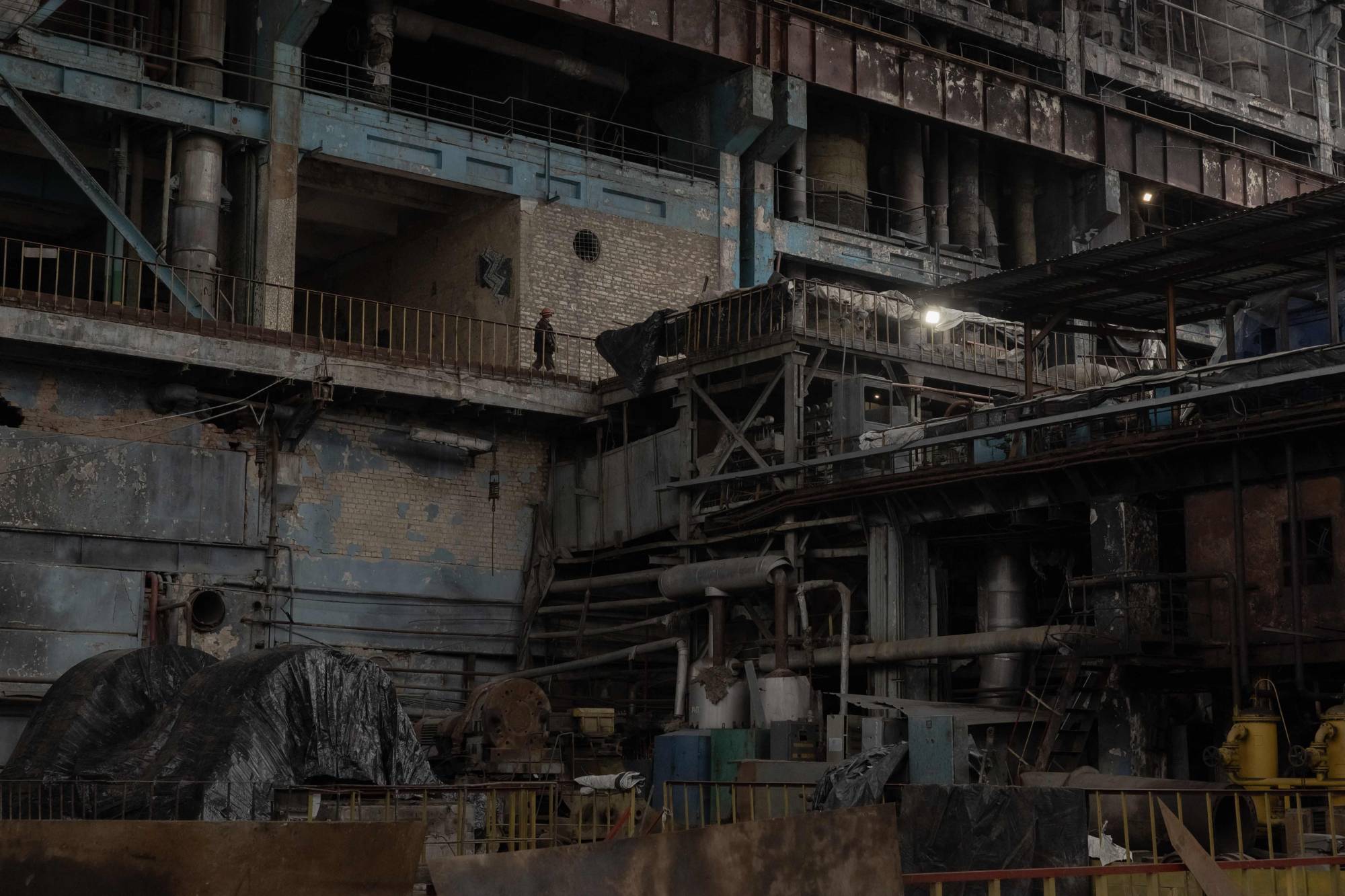 منشأة أوكرانية لتوليد الطاقة متضررة من جراء الهجمات الروسية (أرشيفية - أ.ف.ب)