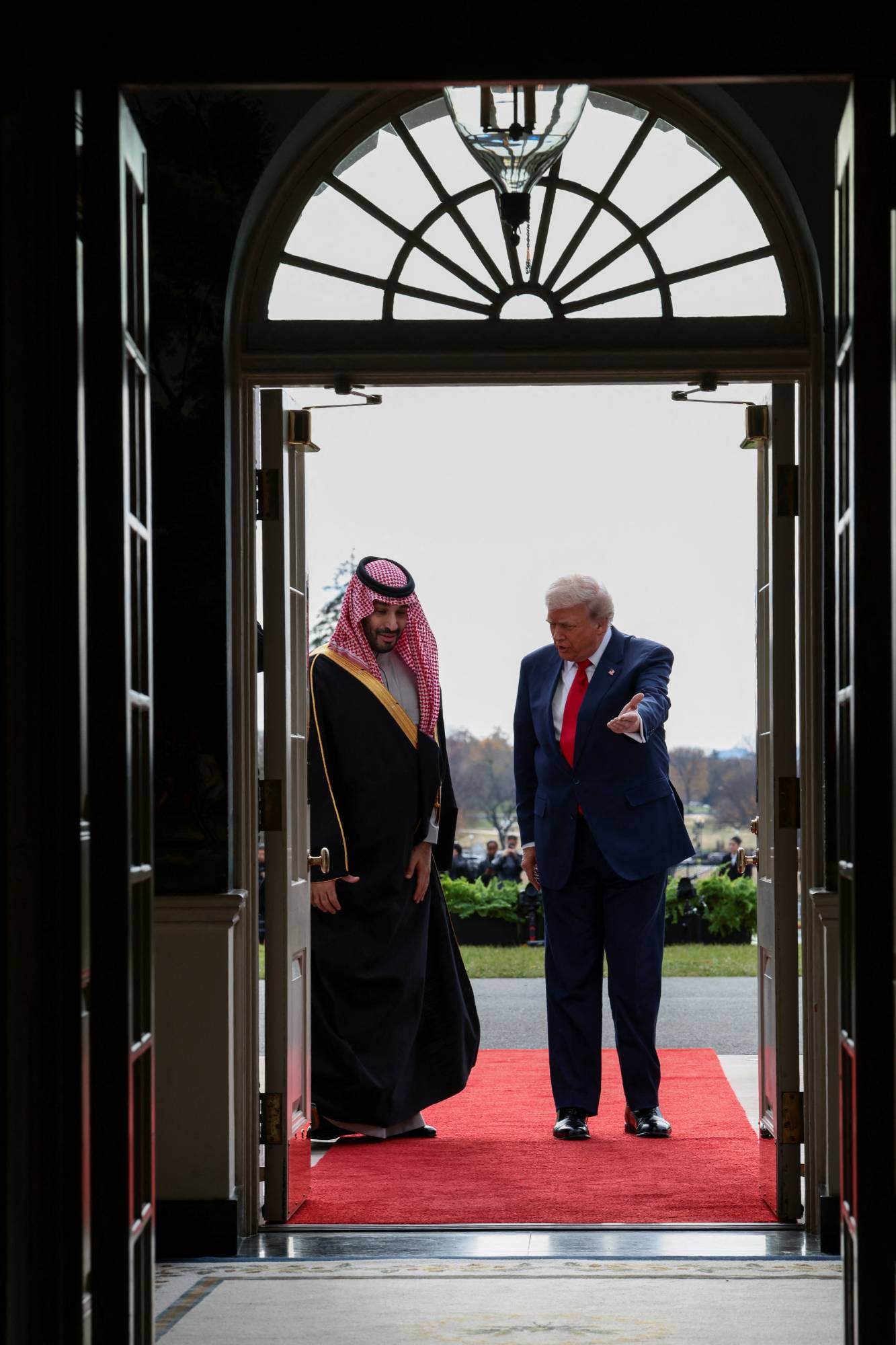 الرئيس الأميركي دونالد ترمب مُرحِّباً بولي العهد السعودي الأمير محمد بن سلمان في البيت الأبيض الثلاثاء (رويترز)