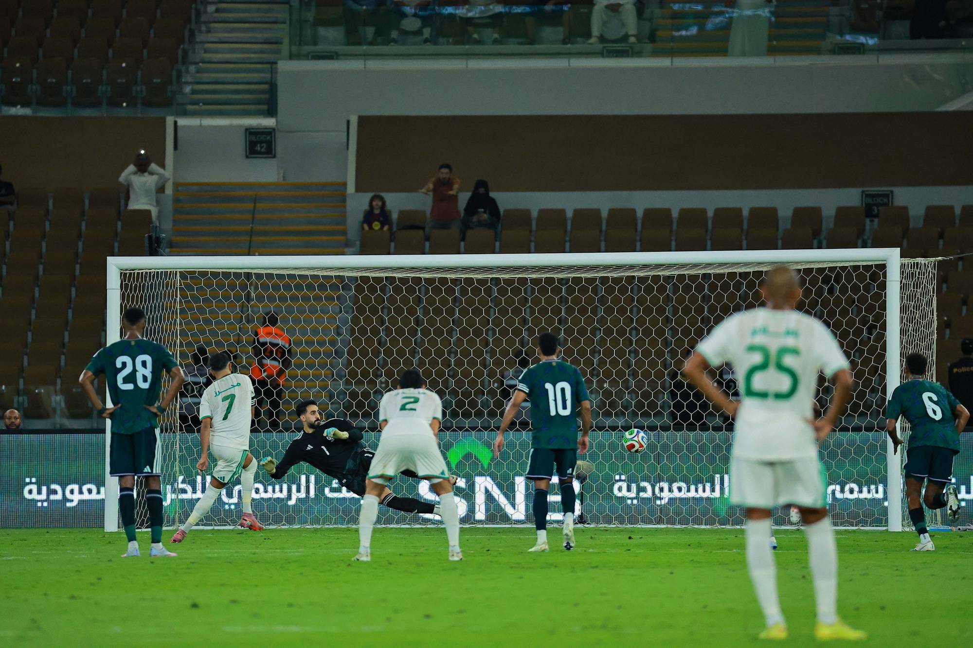 هدف الجزائر الأول جاء عن طريق ركلة جزاء (تصوير: محمد المانع)