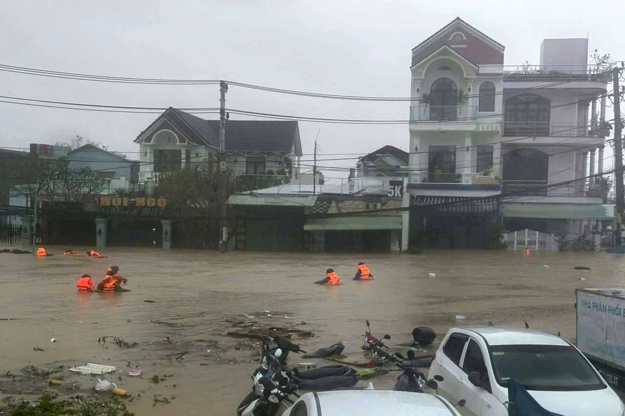 فيضانات وانهيارات أرضية في فيتنام (د.ب.أ)