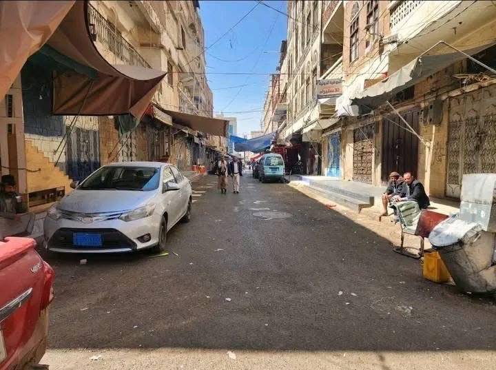 الحوثيون يهددون تجار الأقمشة بمزيد من الجبايات ردا على إضرابهم