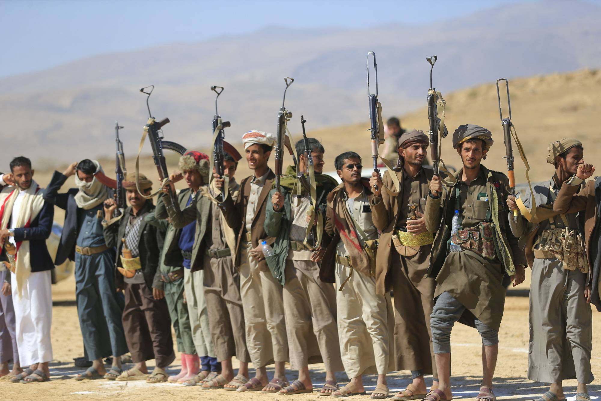 الحوثيون يهددون تجار الأقمشة بمزيد من الجبايات ردا على إضرابهم