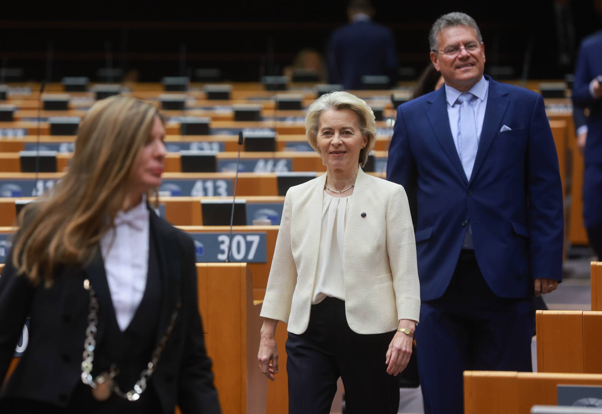 رئيسة المفوضية الأوروبية أورسولا فون دير لاين والمفوض الأوروبي للتجارة والأمن الاقتصادي والعلاقات بين المؤسسات والشفافية ماروس سيفكوفيتش (إ.ب.أ)