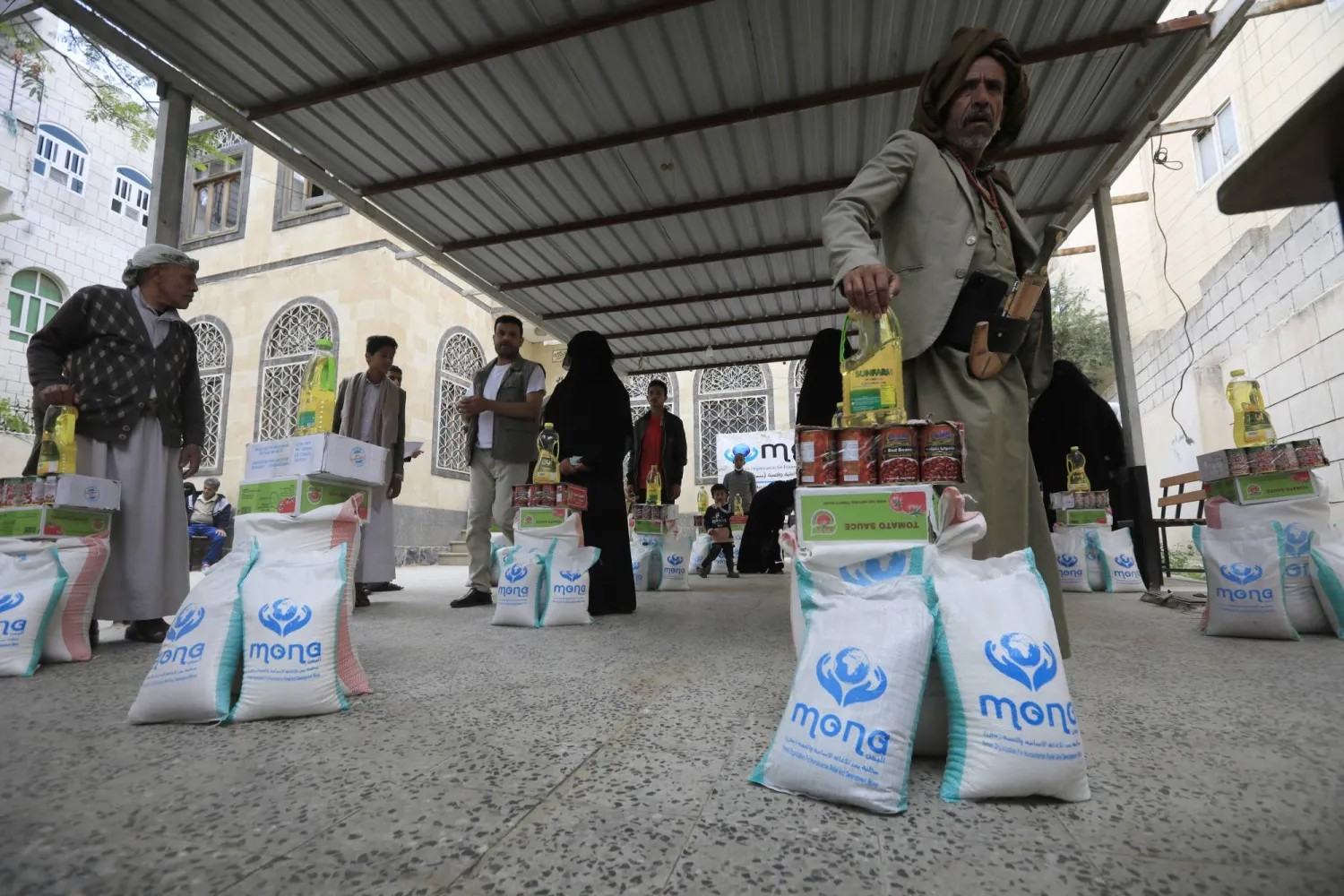 تراجع كبير خلال الفترة الماضية في التمويل الدولي الموجه للمساعدات وأعمال الإغاثة في اليمن (إ.ب.أ)