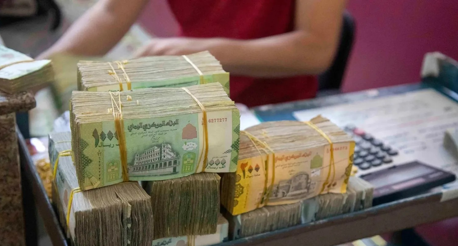 الإصلاحات النقدية ساهمت في تعافي العملة اليمنية دون وجود مصادر حقيقية (أ.ف.ب)