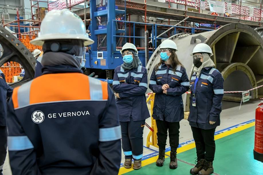 مهندسات يعملن في منشأة «جنرال إلكتريك ڤيرنوڤا» في مدينة الدمام شرق المملكة (الشرق الأوسط)