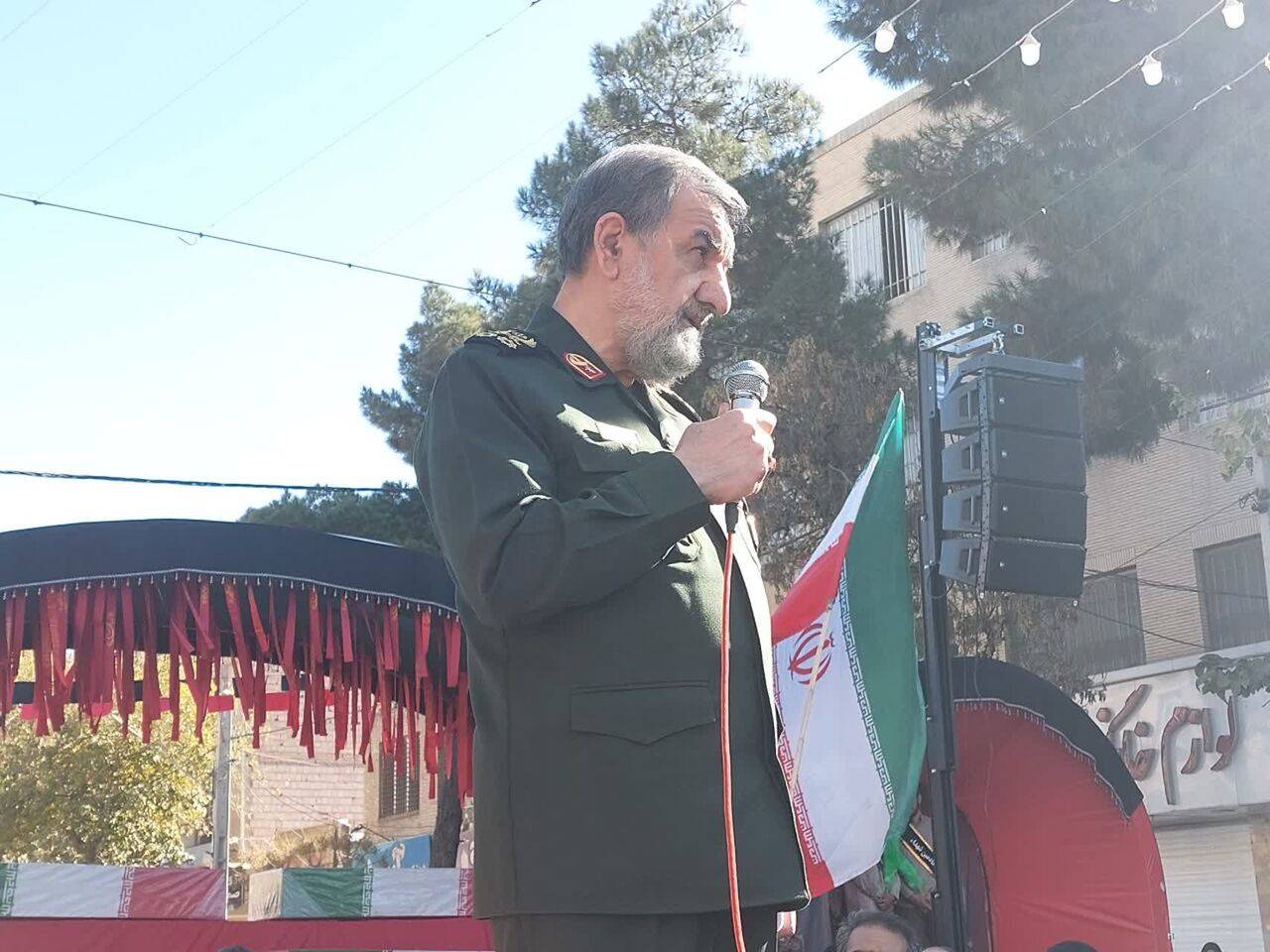 القيادي في «الحرس الثوري» محسن رضائي يلقي خطاباً أمام مشيعين بمقبرة كرمان في جنوب إيران اليوم (التلفزيون الرسمي)