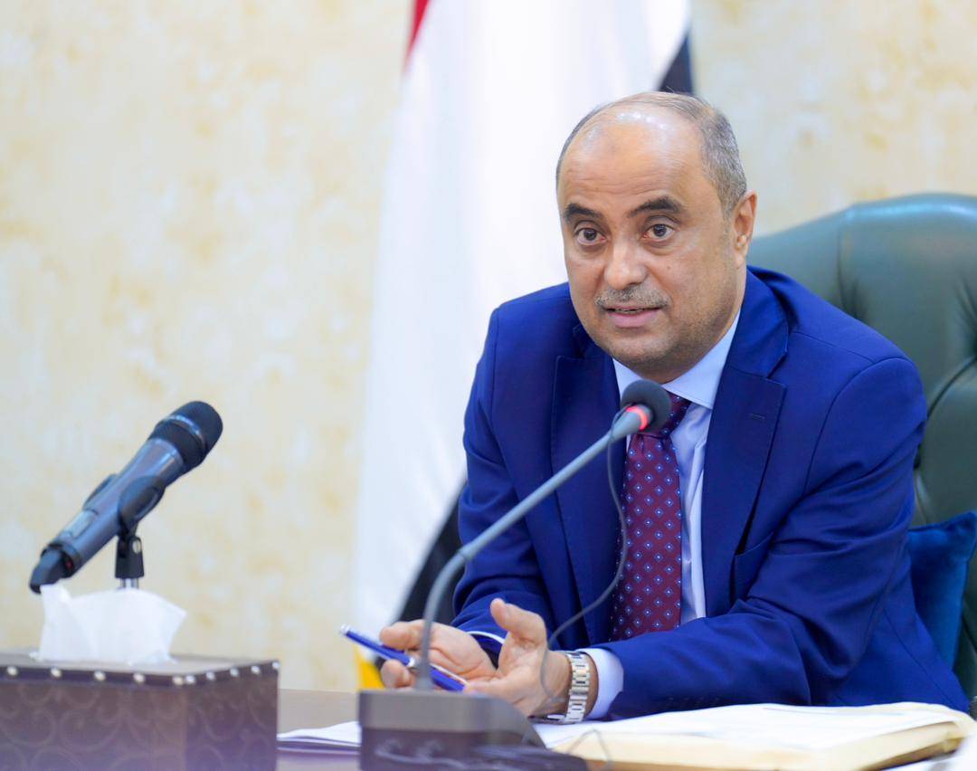 صحيفة: بن بريك في مهمة صعبة لضبط أداء الحكومة وتسريع الإصلاحات