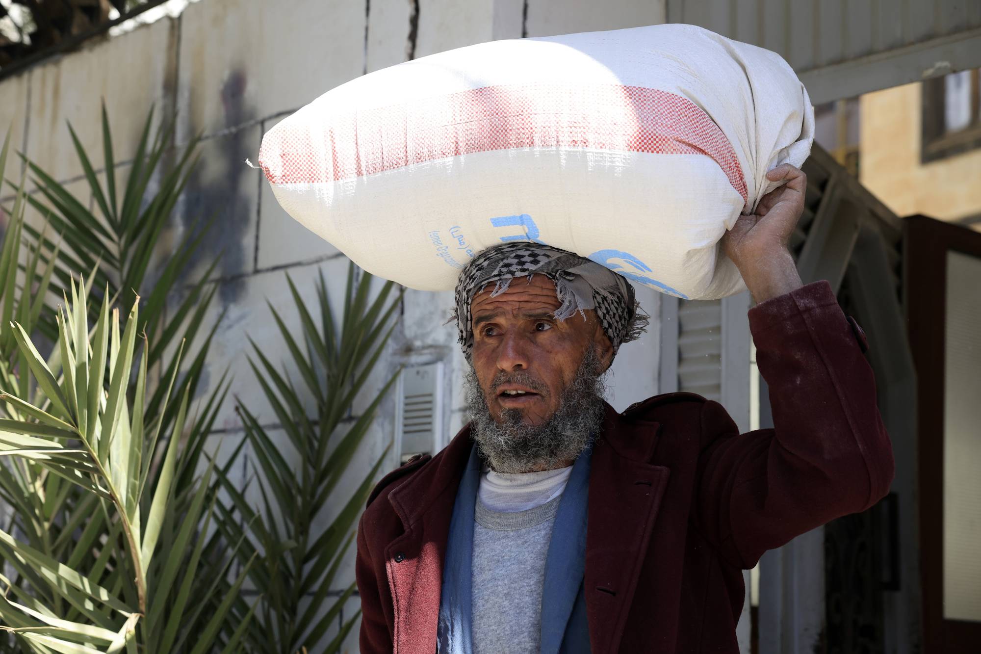 صحيفة: بن بريك في مهمة صعبة لضبط أداء الحكومة وتسريع الإصلاحات