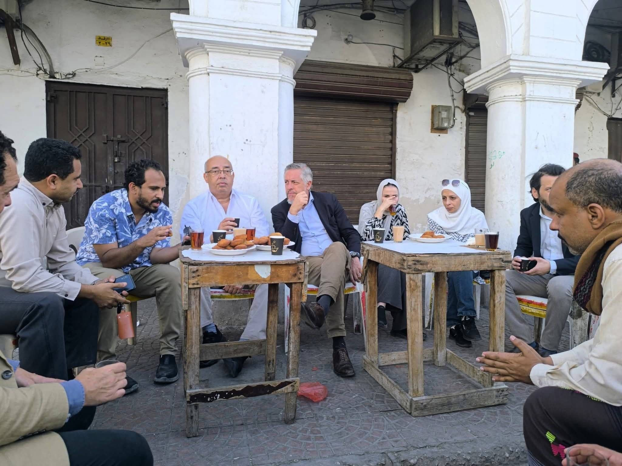 باتريك سمونيه خلال زيارته لمحافظة حضرموت اليمنية أخيراً (الاتحاد الأوروبي)