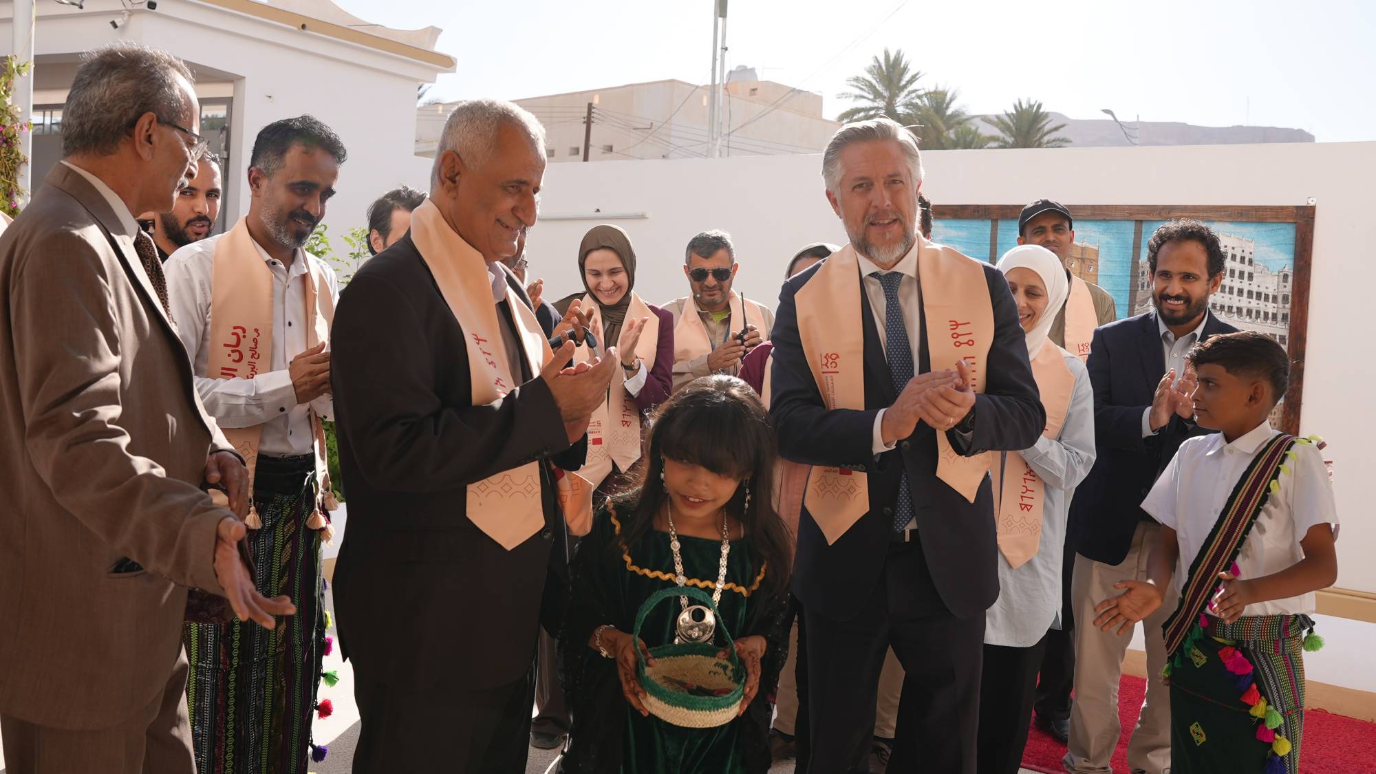 سيمونيه خلال زيارته الأخيرة لمدينة شبام التاريخية (بعثة الاتحاد الأوروبي)