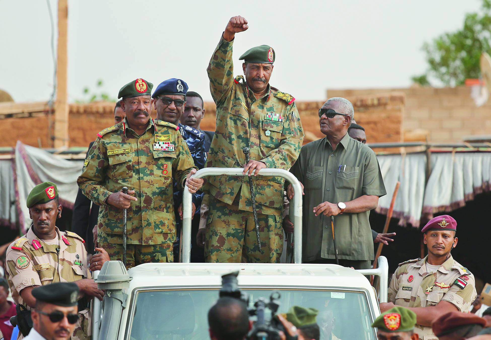 أرشيفية لقائد الجيش السوداني عبد الفتاح البرهان يُحيّي مؤيديه في العاصمة الخرطوم (أ.ب)