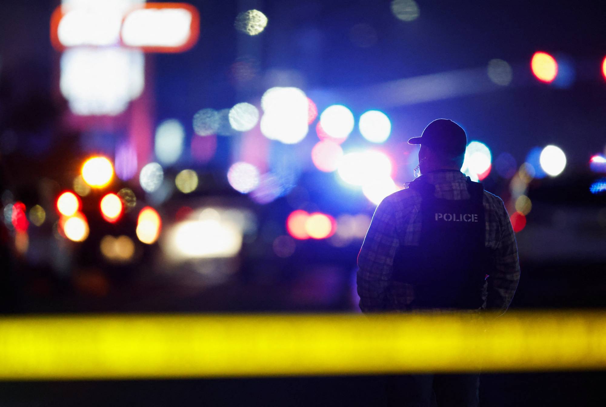 عناصر من الشرطة يعملون بموقع الحادث بعد إطلاق النار على أشخاص عدة خلال تجمع عائلي في ستوكتون بكاليفورنيا (رويترز)