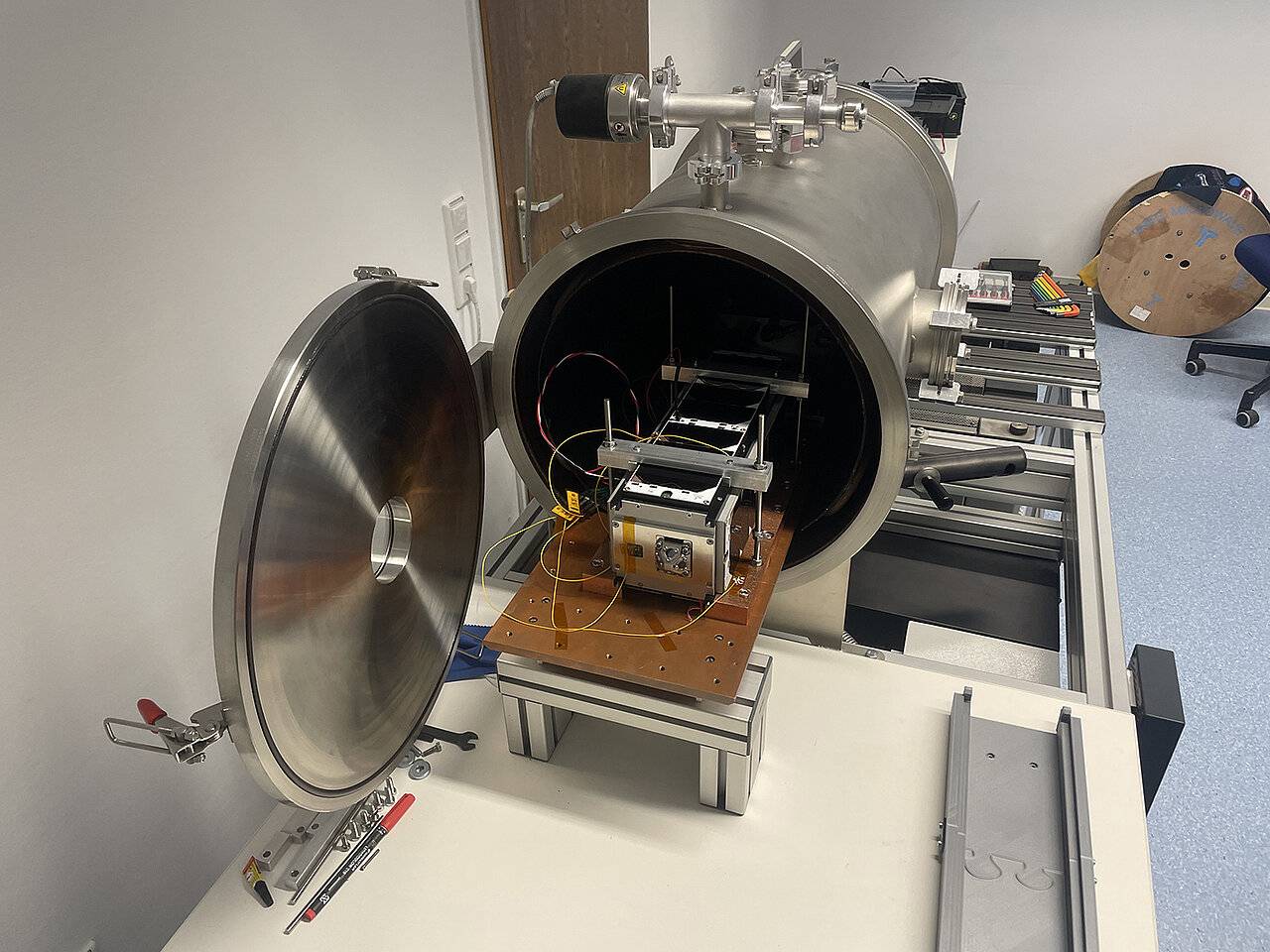 نموذج اختبار للقمر (InnoCube) داخل حجرة حرارية مفرغة لمحاكاة ظروف الفضاء (جامعة فورتسبورغ)