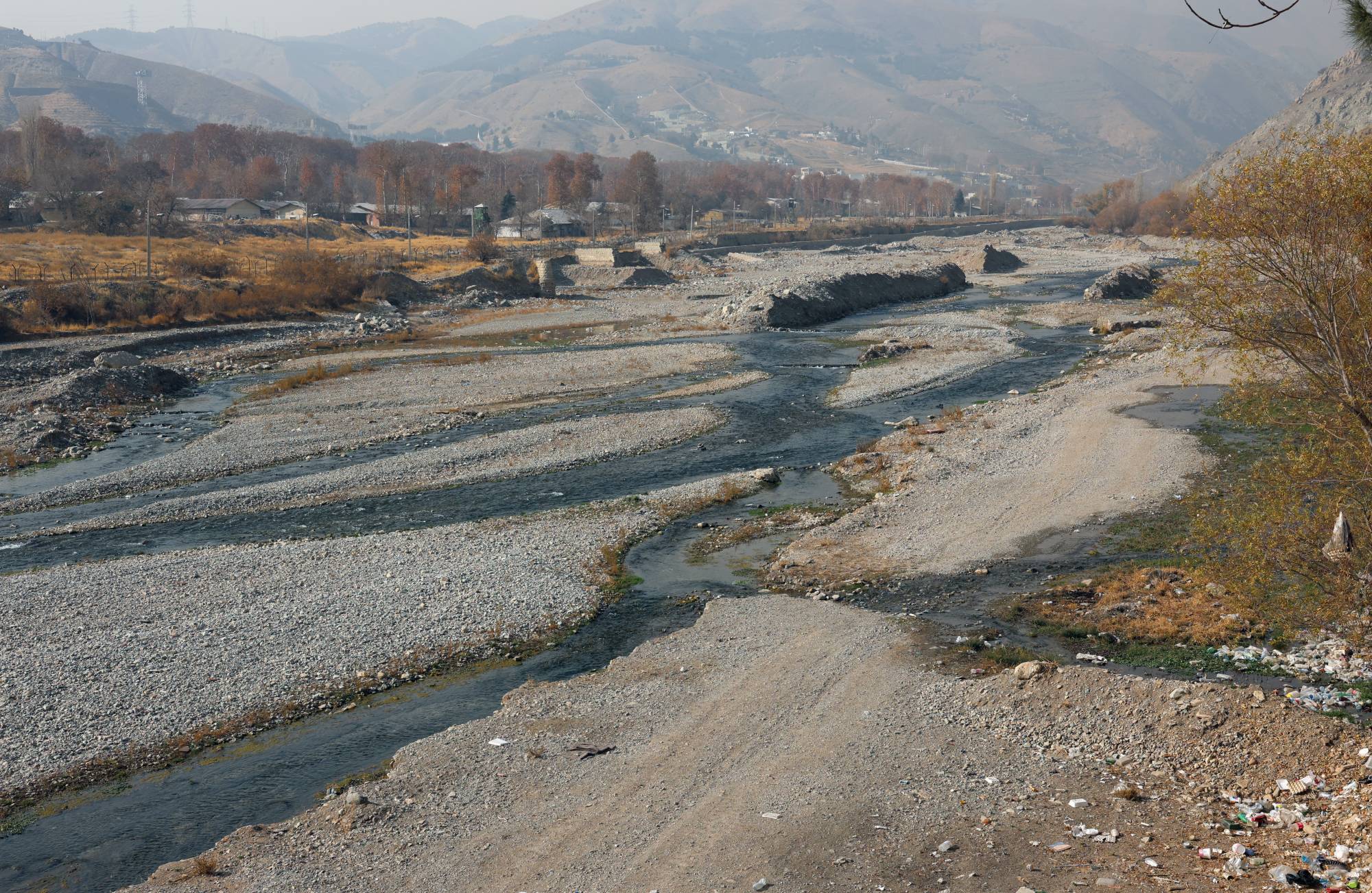 صورة لنهر شبه جاف في منطقة لواسان شمال طهران (إ.ب.أ)