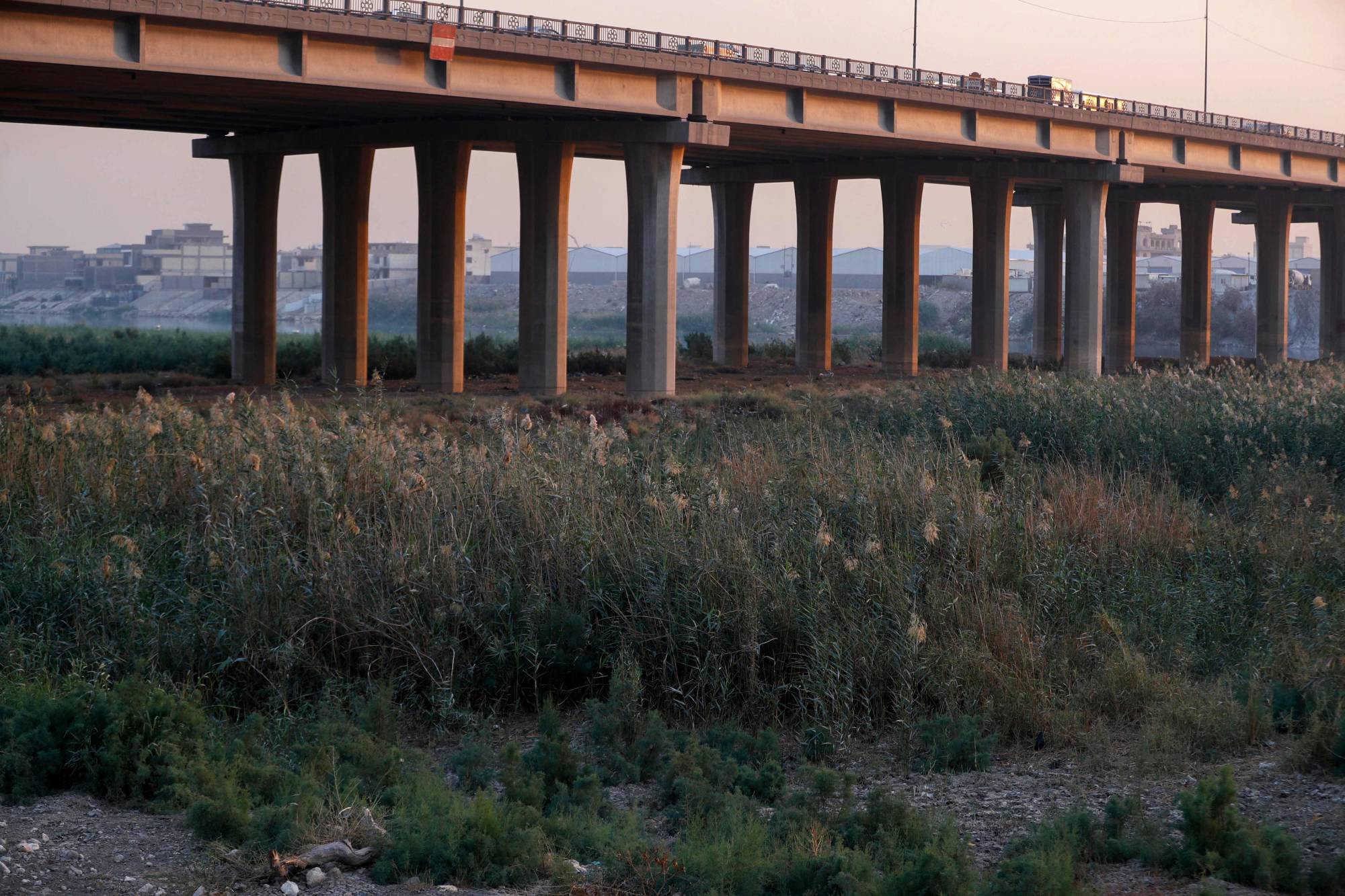 تظهر بقع من مجرى نهر دجلة في بغداد 24 نوفمبر 2025... العراق البلد المتأثر بشدة بتغير المناخ يعاني منذ سنوات من الجفاف وقلة الأمطار (أ.ف.ب)