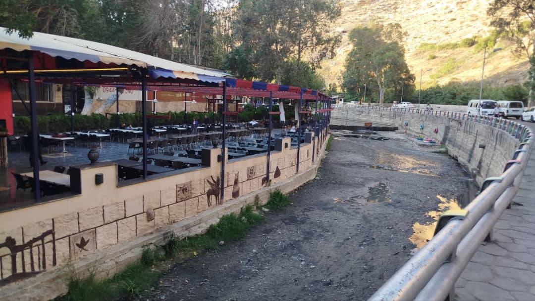 مظاهر الجفاف والتلوث في فرع نهر بردى (تلفزيون سوريا)