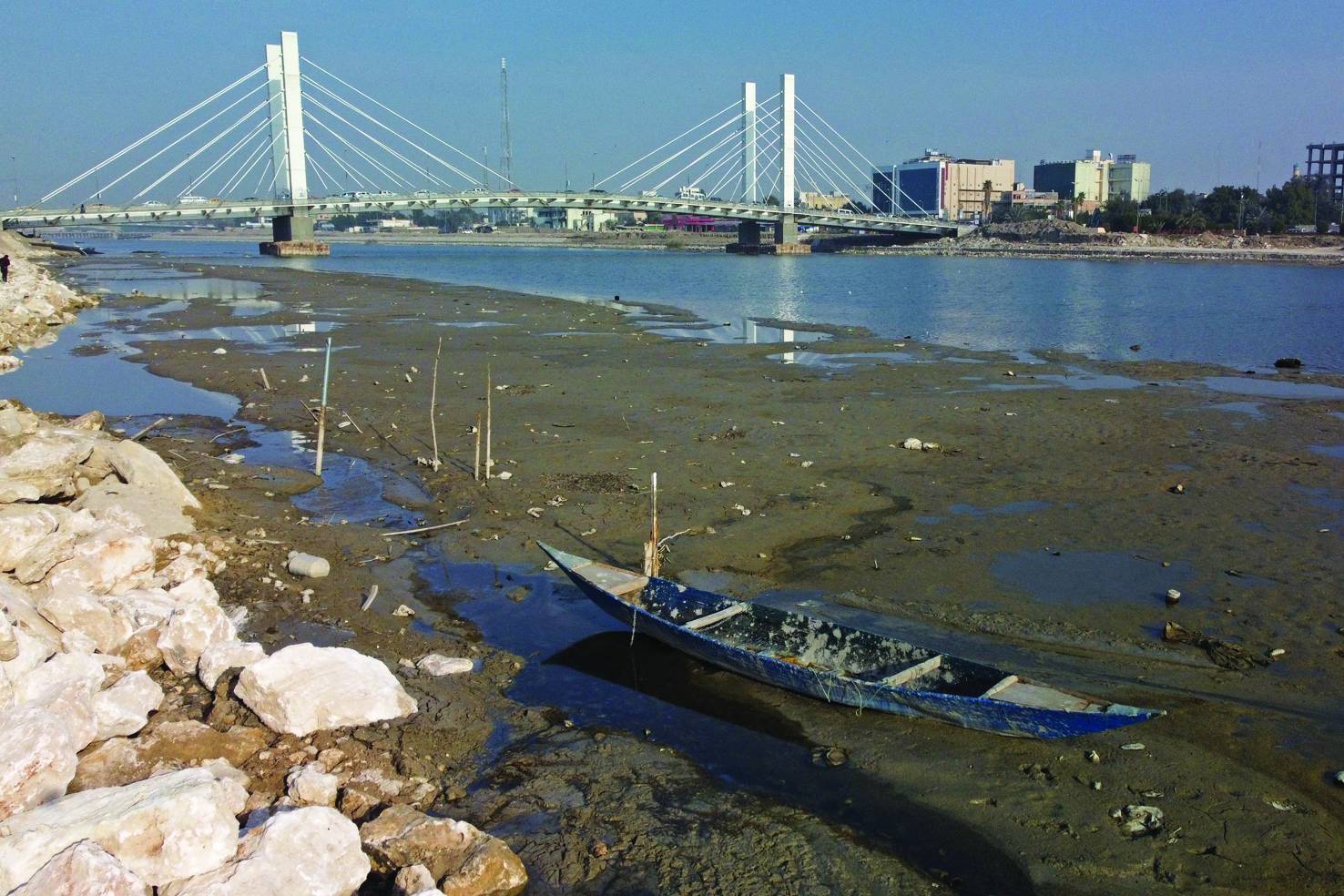 انخفاض حاد في منسوب مياه نهر الفرات بالناصرية فبراير 2023 (أ.ف.ب)