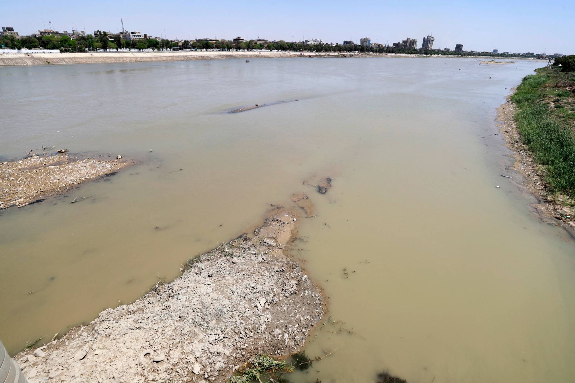 صورة من أول مايو (ايار) الماضي تظهر تراجع منسوب المياه في نهر دجلة ببغداد (أ.ف.ب)