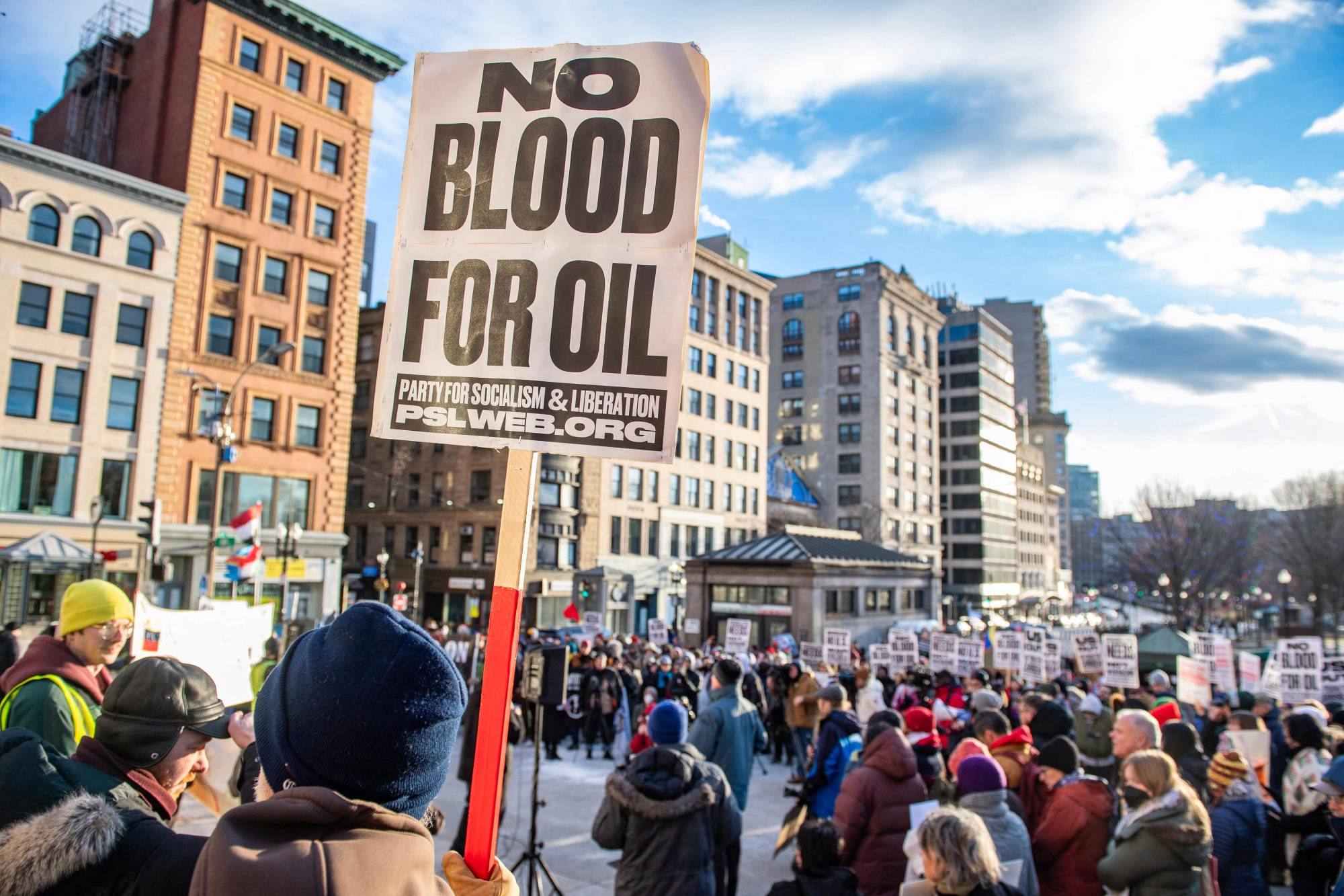 مواطنون في بوسطن كومون بولاية ماساتشوستس يتظاهرون احتجاجاً على العمليات العسكرية الأميركية في فنزويلا (أ.ف.ب)