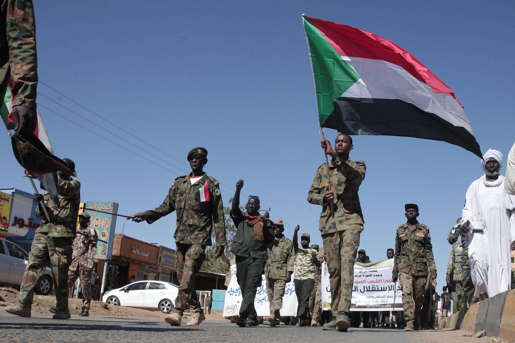 السودان: قتال استنزاف على «طريق الصادرات» يعمق الأزمة الإنسانية