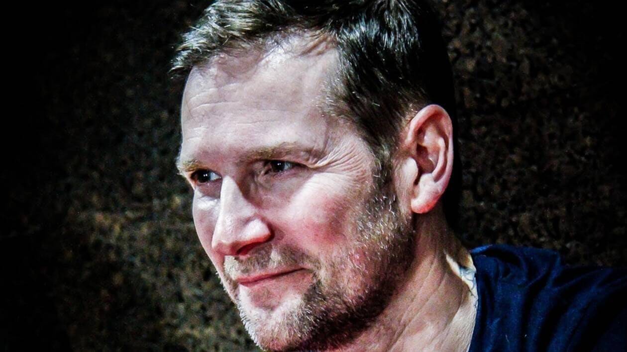 رواية فرنسية عن بيع جزيرة غرينلاند في مزاد علني