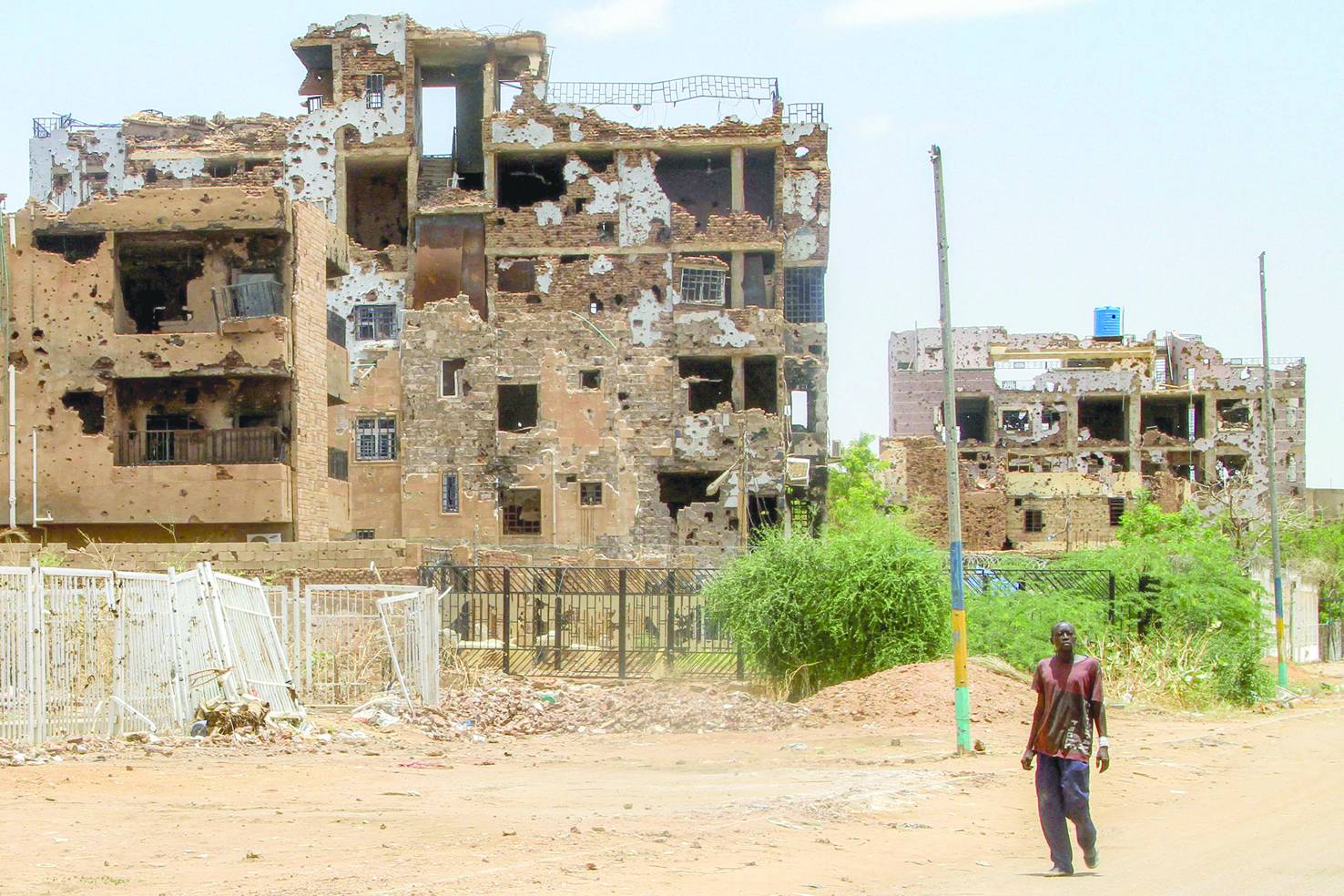 محكمة سودانية تفرج عن ناشط كان محتجزاً بتهم تصل عقوبتها الإعدام