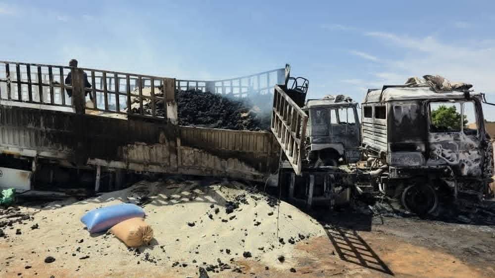 مقتل 10 أشخاص وتدمير 20 شاحنة جراء استهداف القوافل الإنسانية بالسودان